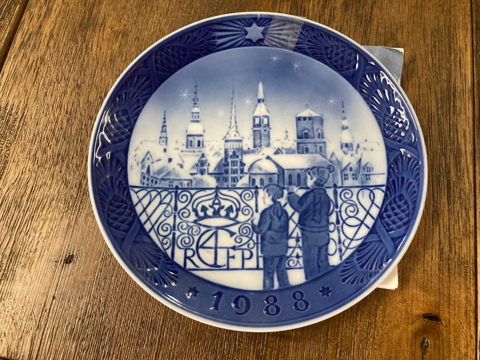 Royal Copenhagen vintage Bing & Grondahl blue/white plate Christmas copenhagen 25784