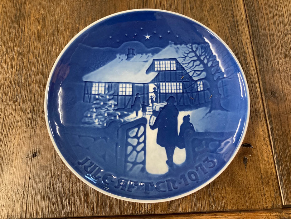 Royal Copenhagen vintage Bing & Grondahl blue/white plate Country Christmas 25785