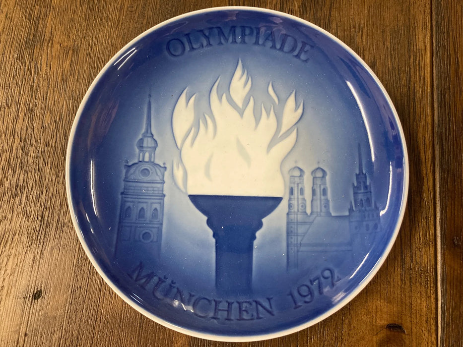 Royal Copenhagen vintage Bing & Grondahl blue/white plate Munchen Olymplade 1972 25786