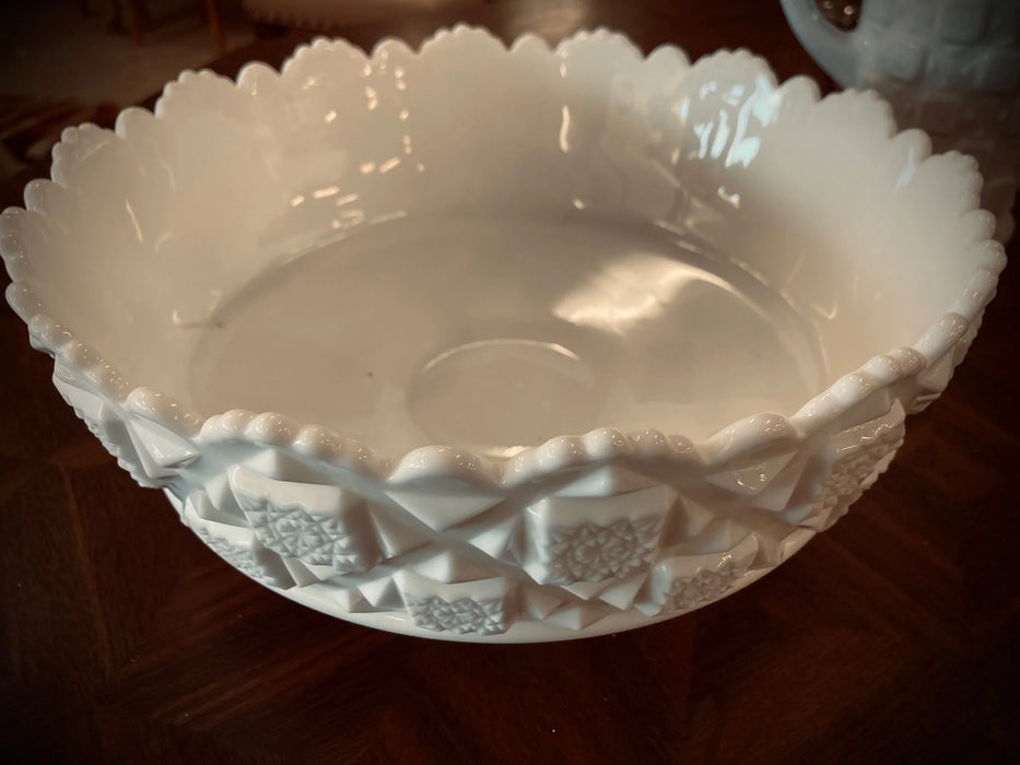 WG Westmoreland milk glass bowl vintage 26706