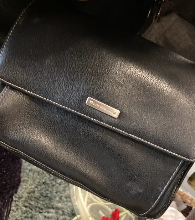 Liz Claiborne barely used leather purse hand bag black 26561