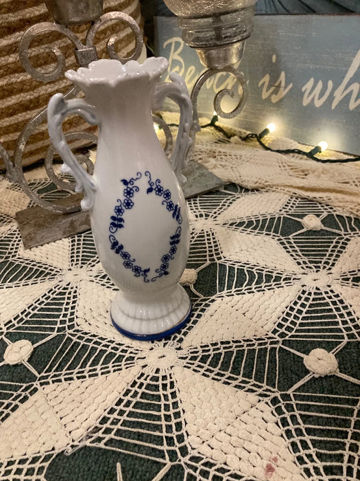 Blue and white vase 26527