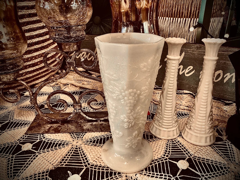 Milk glass vase 26817