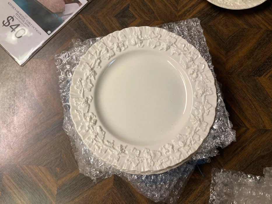 Wedgwood white dinner plates 27222