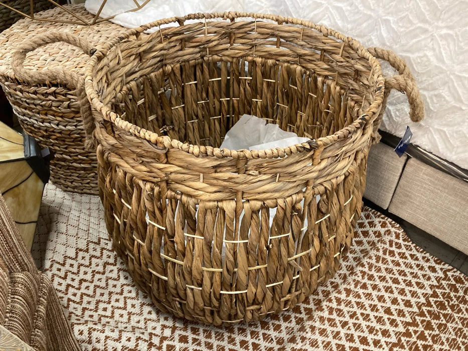 Large wicker hamper with rope handles 27622