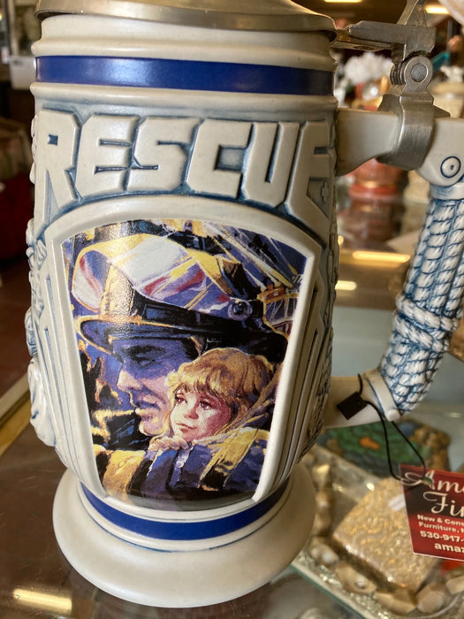 Tribute to rescue workers stein 27799