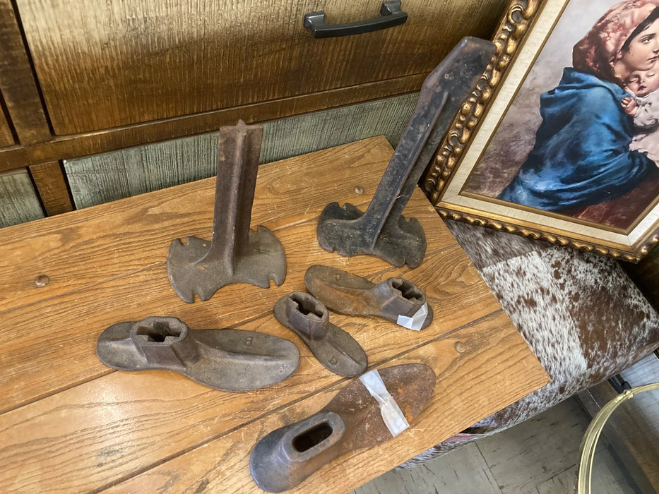 2 Vintage cast iron shoes cobbler stand with 4 shoes 27998