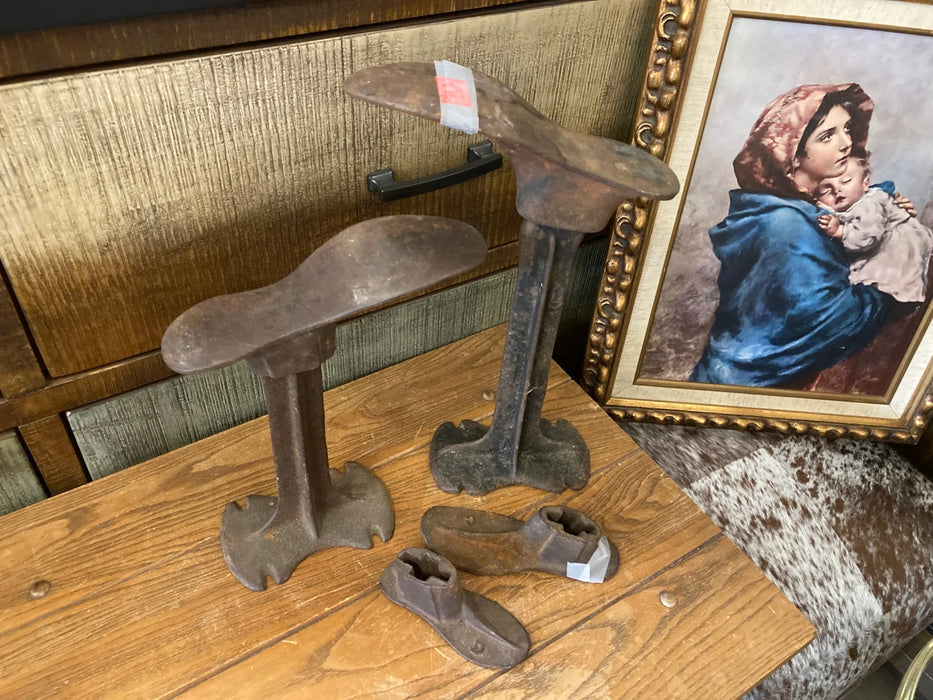 2 Vintage cast iron shoes cobbler stand with 4 shoes 27998