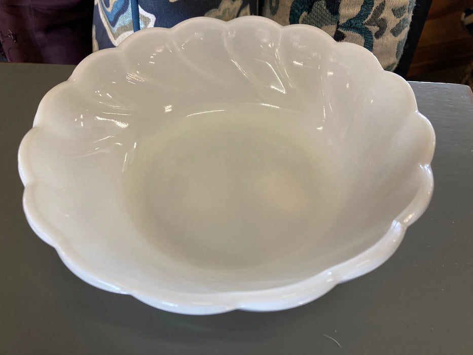 Milk glass bowl 28068