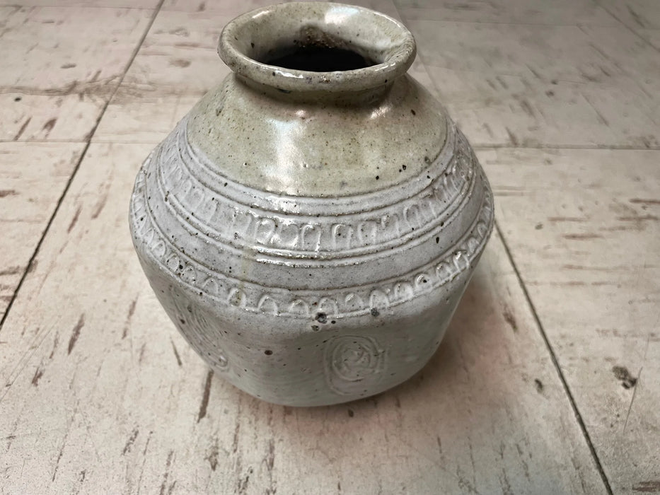 Handcrafted ceramic pot 28170