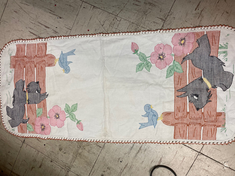 Dog and bird table runner 28181