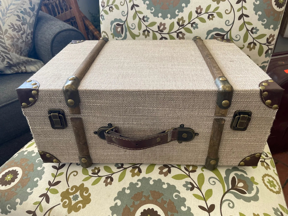 Vintage style burlap suitcase 28445