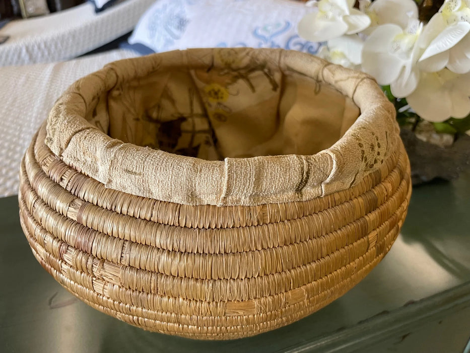 Native American inspired basket with cloth insulation 28516