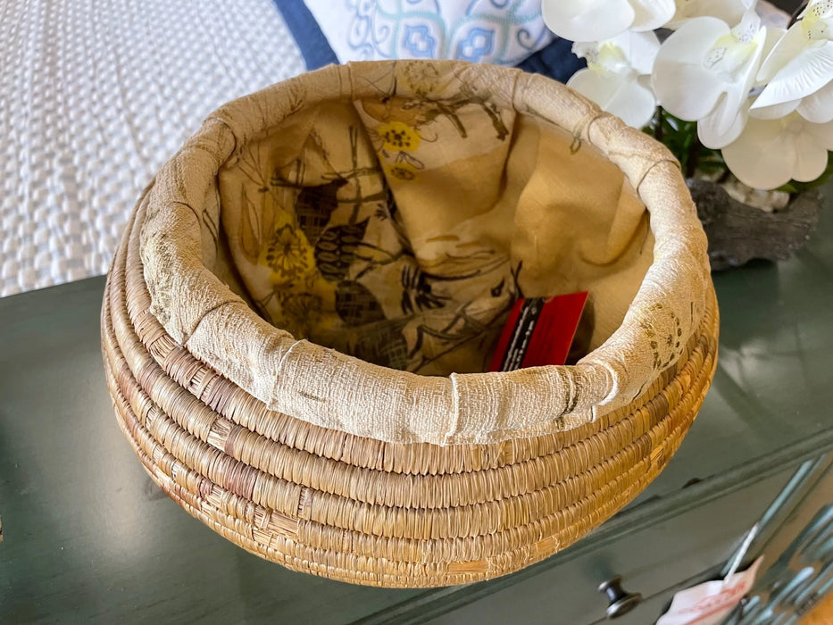 Native American inspired basket with cloth insulation 28516