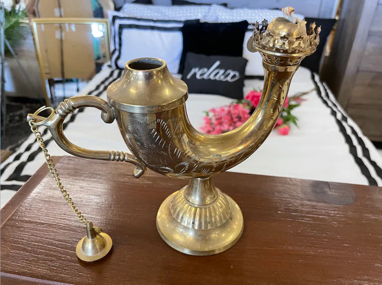 Vintage solid brass genie oil lamp 28456