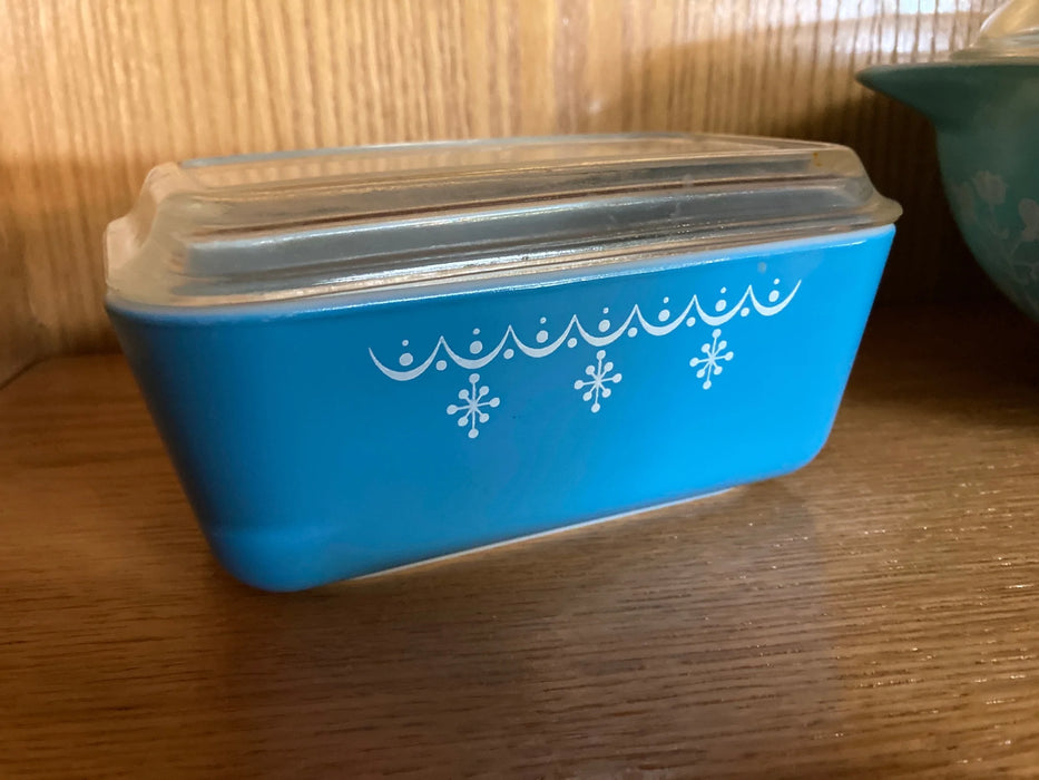 Vintage Pyrex blue snowflake baking dish 1.5 pint w/ lid 28571