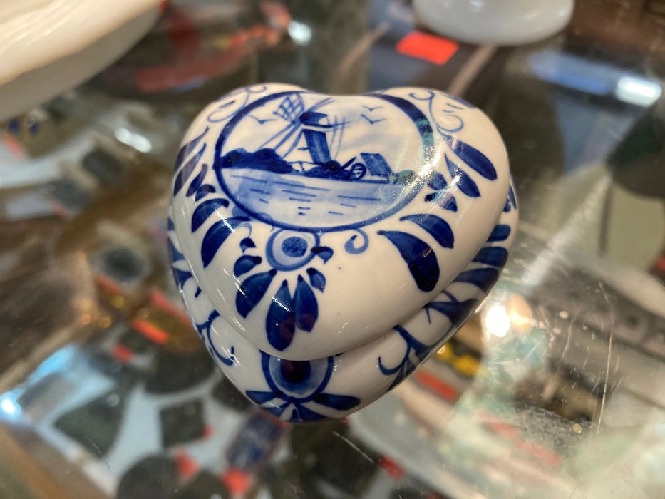 Royal Delft porcelain trinket box 28614