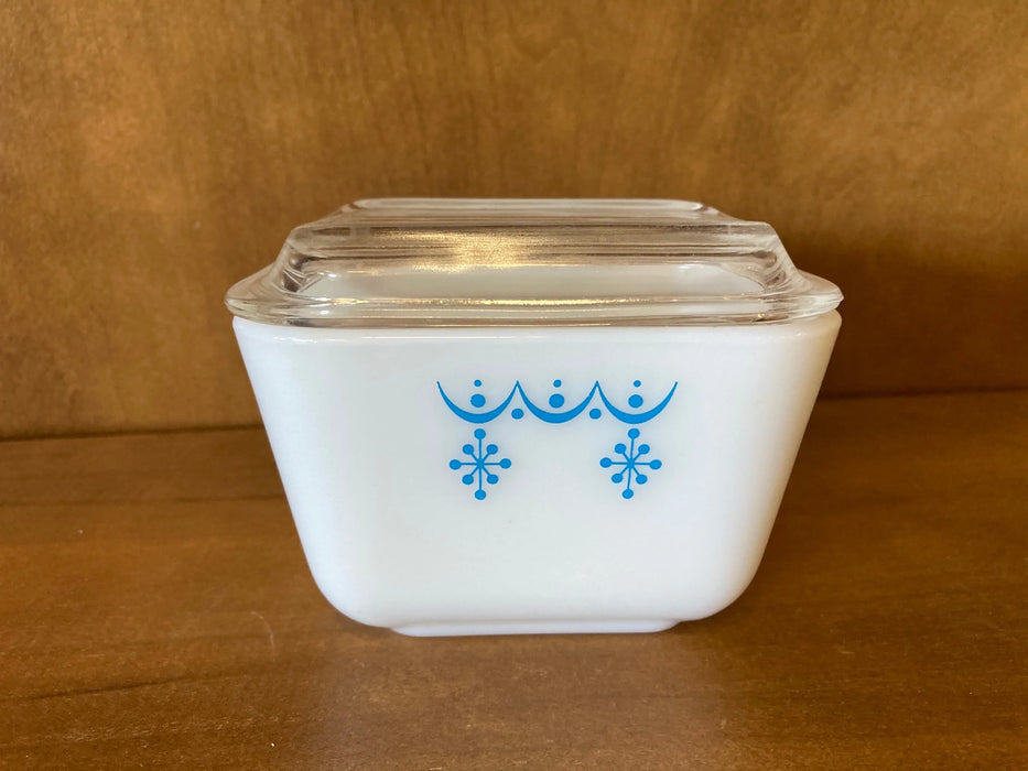 Pyrex snowflake baking dish w/ lid .5 cup 28576