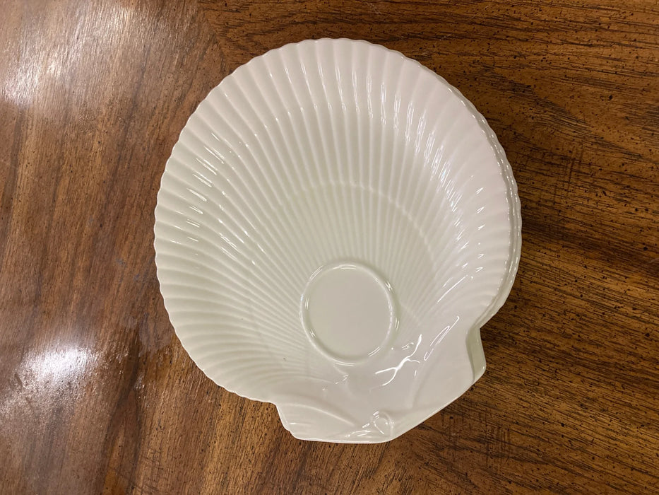 Vintage clam shell scallop plate 28847