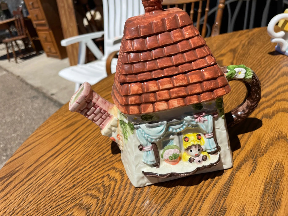 House shaped teapot, decorative with brick roof 28994