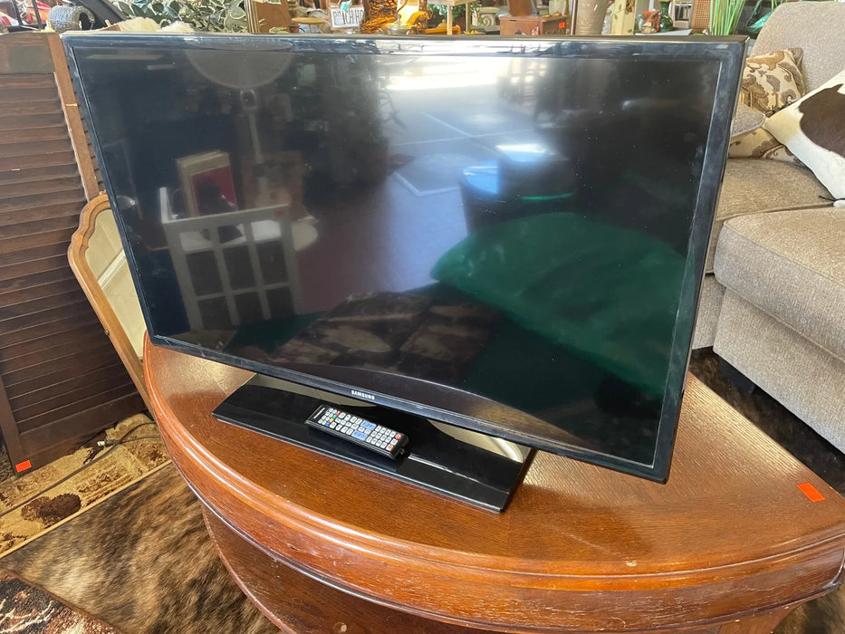 Samsung 40" TV with stand 29067