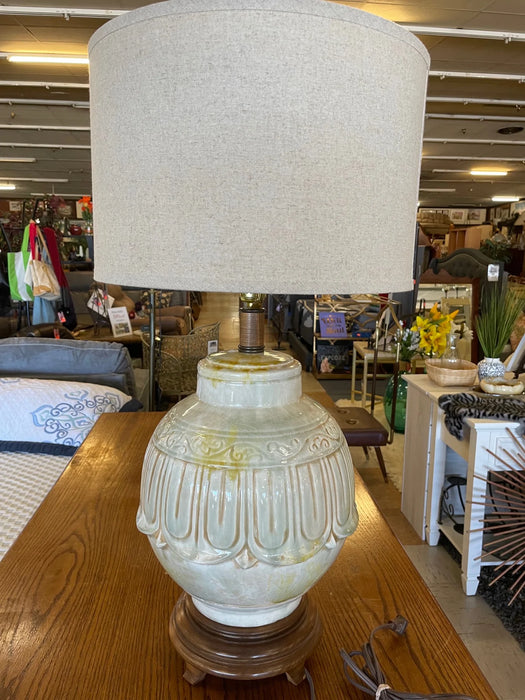 Vintage ceramic lamp w/ shade 29181