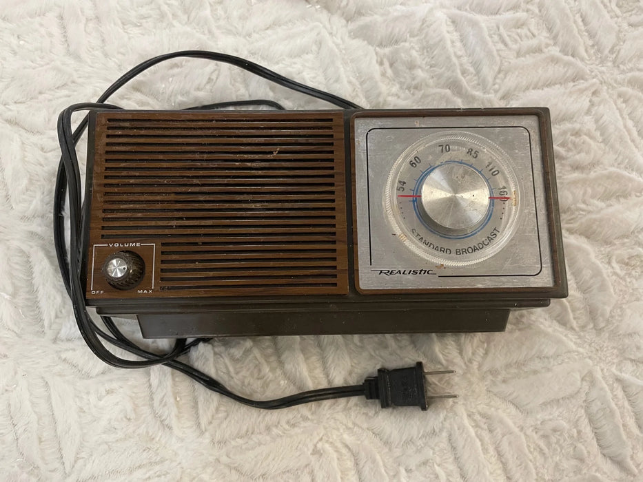 Vintage small radio 29336