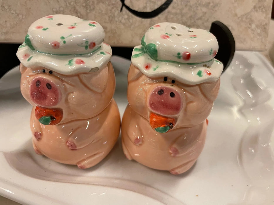 Vintage pink pig salt & pepper shaker set 29647