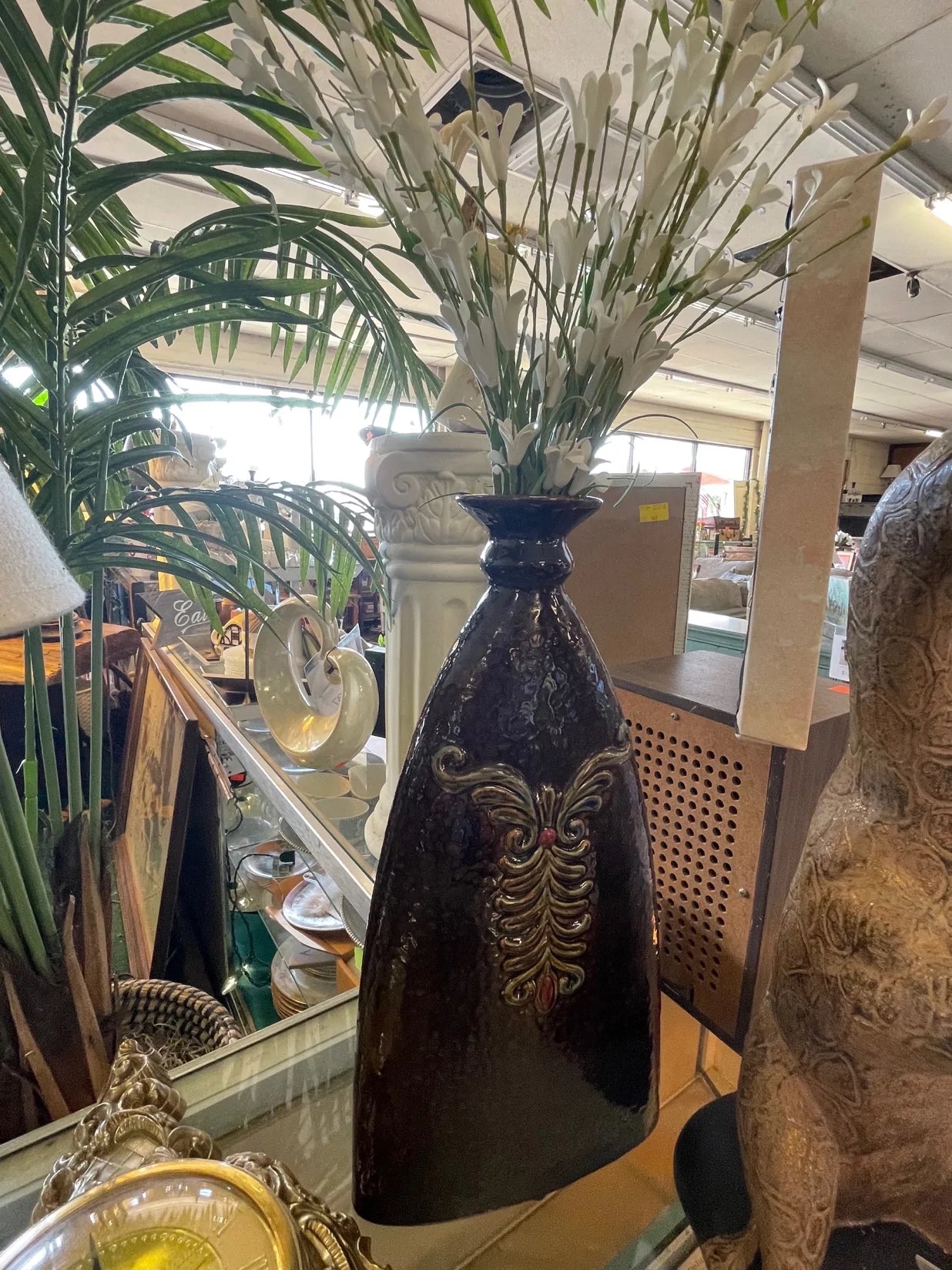 Brown orante vase with white flowers 29671