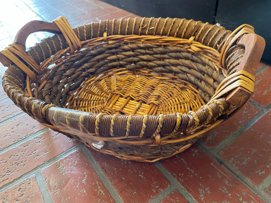 Woven basket with wood handles 29682