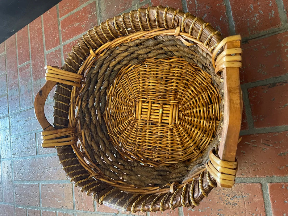 Woven basket with wood handles 29682
