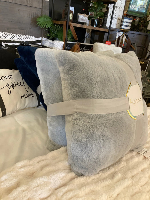 Laguna Home Collection set of 2 light grey plush pillows NEW 29891