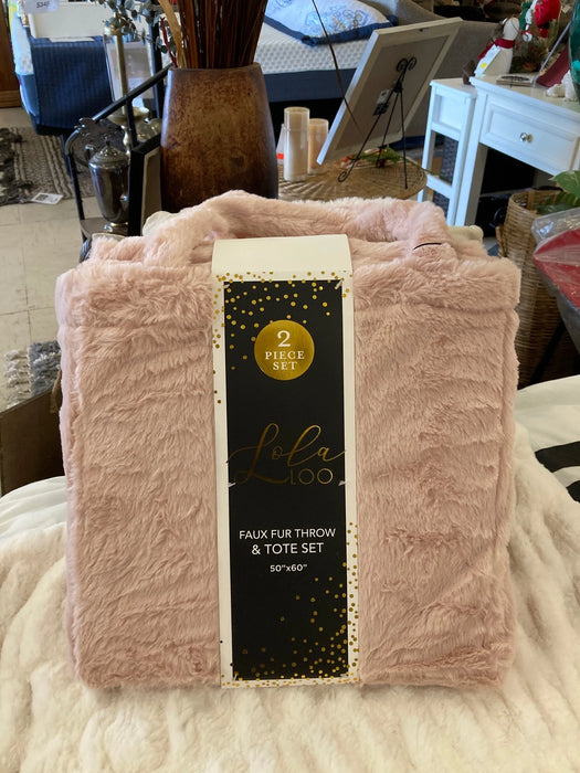 Soft pink Lola Loo faux fur throw &tote set 2pc set NEW 29916