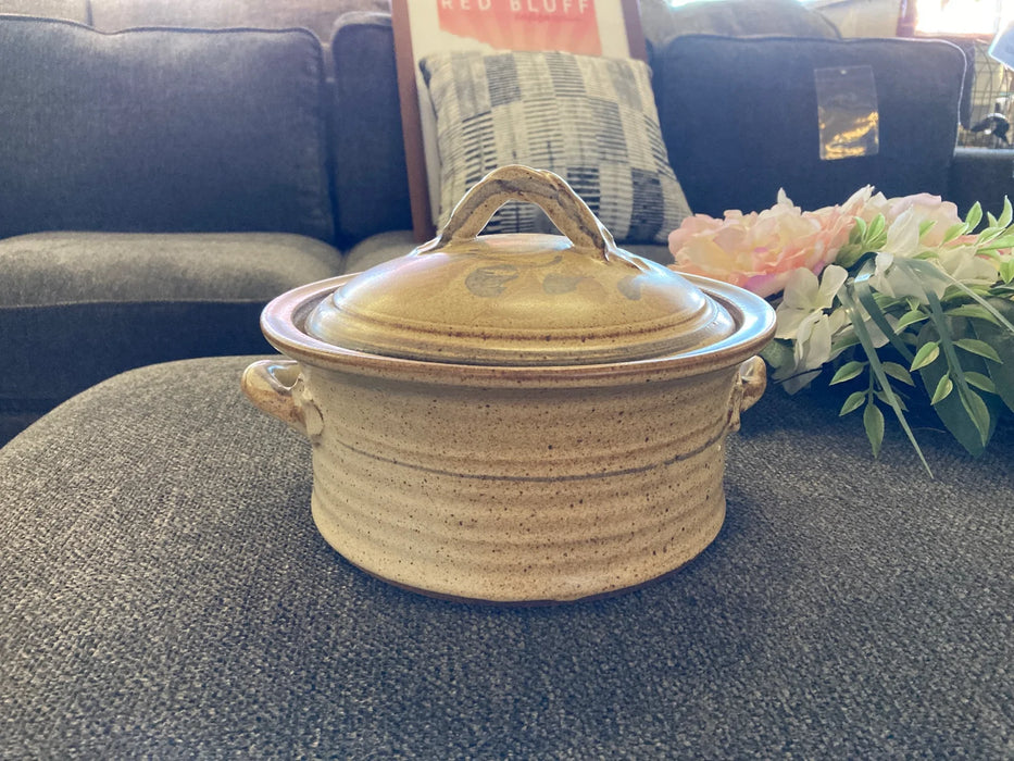 Ceramic small crock pot with lid 29938