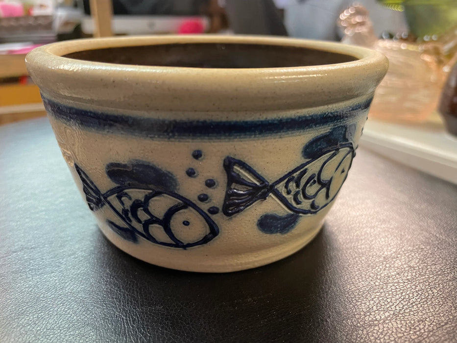 Bowl with fish design 28123