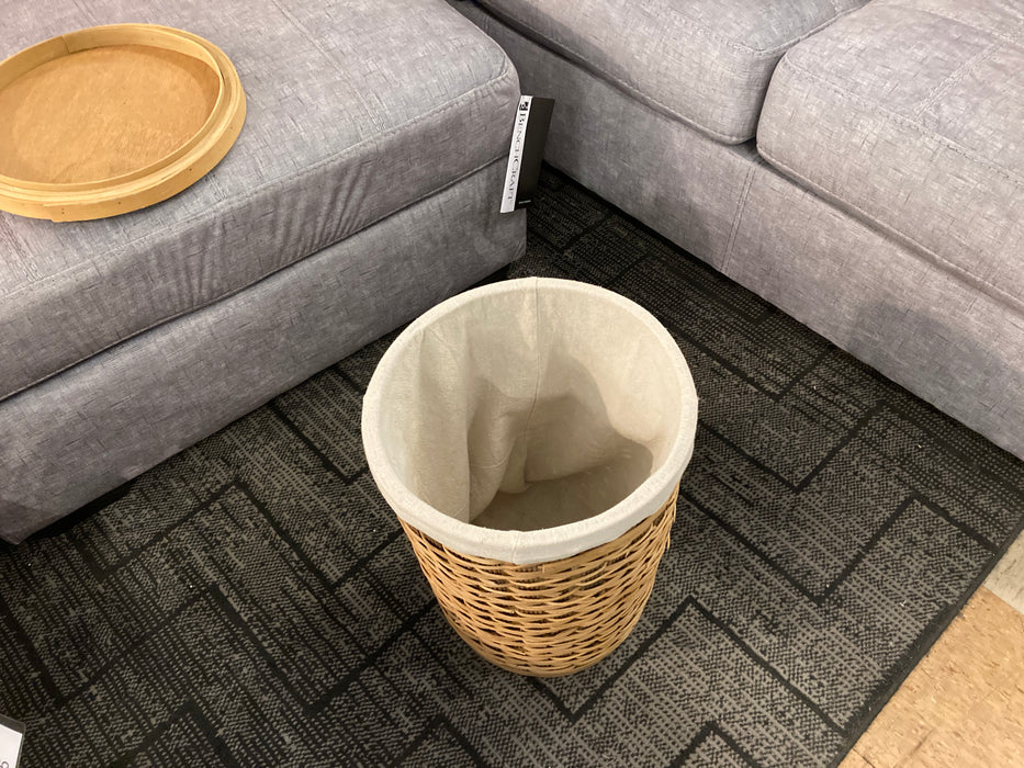 Small woven laundry basket 30858