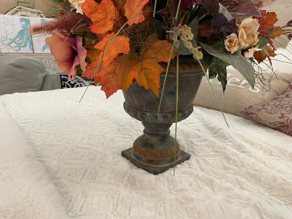 Floral arrangment in a pedstal pot 30560