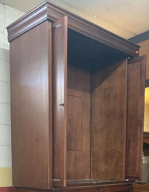 Large, elegant cabinetry hutch mahogany finish 6502